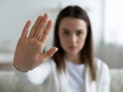 Donne ancora vittime di discriminazioni, molestie e violenze