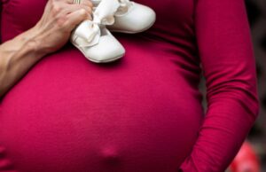 “IL CASO di ADA” La violenza ha molte forme. Quando la maternità diventa penalizzazione, i diritti arretrano.